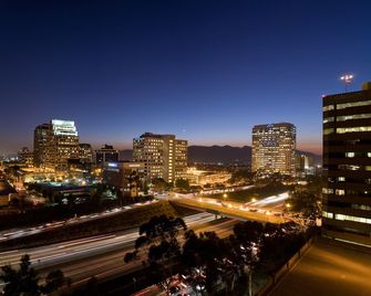 Brand Plaza Hotel - Glendale - Outdoor view