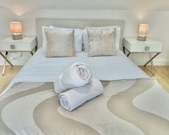 Modern Three Bedroom Gem Near Beach - Sleeps 6 - Steam Shower Cabin - Fast Wifi - Garden - Bournemouth - Bedroom