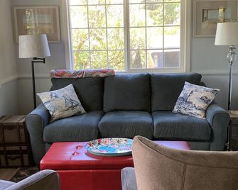 Cozy Coastal Cottage. Perfect couple Getaway. - Florence - Sala de estar