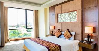 Muong Thanh Holiday Quang Binh Hotel - Dong Hoi - Bedroom