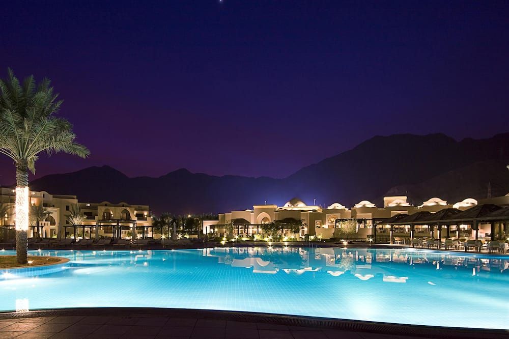 منتجع إيبروتيل ميرامار العقة بيتش