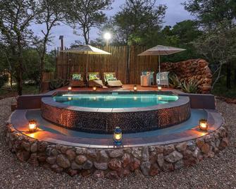 Grace Of Africa, Couples 5 Star Nature Lodge - Marloth Park - Piscina