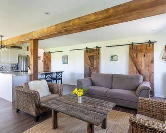 Hidden Gem! Charming rural getaway close to hiking/skiing/biking. Dog friendly! - Mulmar - Sala de estar