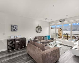 Luxury Beachfront Penthouse Suite. Approved for short-term rentals. - West Kelowna - Living room