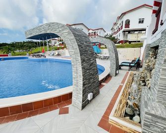 Royal Elmount Hotel - Elmina - Piscina