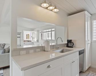 Charming Coastal Cottage - Off Street, Back Upstairs Unit! - Newport Beach - Kitchen