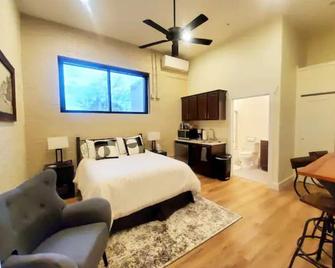 Small town apartment just steps to shops, restaurants and the river! - Chillicothe - Bedroom