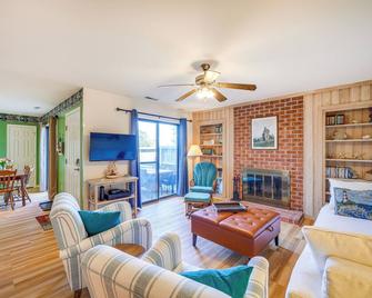 Kitty Hawk Vacation Rental 1 Mi to Beaches! - Kitty Hawk - Living room