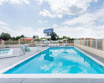 Travelodge by Wyndham Ridgeway Martinsville Area - Ridgeway - Piscina