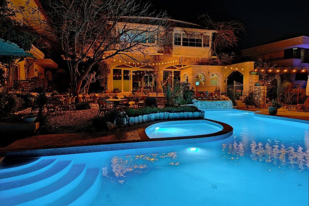 كومباليكا فلورا - سسمى - حوض السباحة