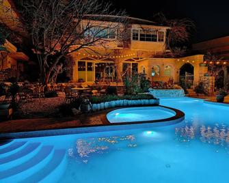 كومباليكا فلورا - سسمى - حوض السباحة