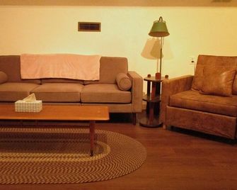 The Loft at Aspen Pine with Wi-Fi, AC in wonderful Hot Springs - Hot Springs - Obývací pokoj