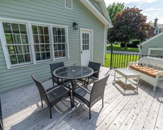 Renovated Cottage on Court: 3 blocks to historic downtown square - Winterset