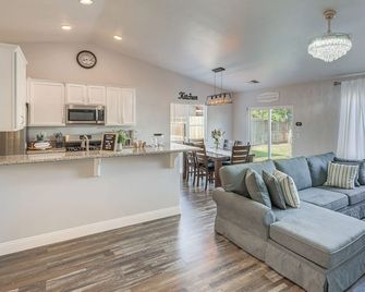 Bakersfield Home w/ Pool Table, Cornhole + More! - Bakersfield - Salon