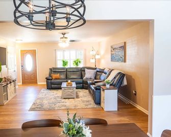Four Bed Home with Pool Game Room Bar Near Beach - Largo