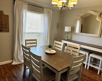 Spacious 3 Bdrm For 9 - Sa & Nb - Live Oak - Dining room