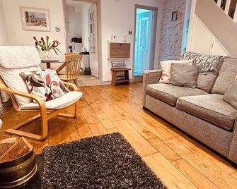 7 Watkin Street, Character Holiday Cottage, With Open Fire In Conwy - Conwy - Вітальня