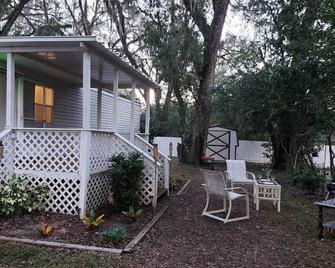 Charming 2-bedroom cottage in delightful Belleview with WiFi, AC - Belleview - Patio