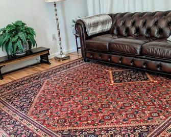Vintage Charm Studio: Unique Retreat on the East Side - Jim Thorpe - Living room