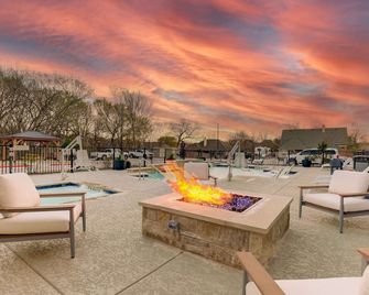 Hampton Inn & Suites by Hilton Weatherford - Weatherford - Innenhof