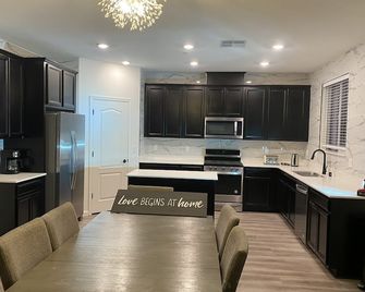 Cozy and Comfy Stay at a Bargain! - Woodland - Kitchen