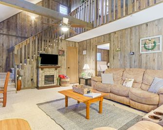 Country Creek Cabin - Blairsville - Living room