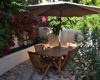 2 bedroom townhouse with beautiful garden close to historic centre of Silves - Silves - Innenhof