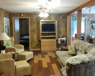 Quiet, Good Fishing, Boating & Swimming on Large Private Lot - Ridgeway - Living room