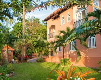 2 Bed Apt With Balcony At Runaway Bay - Runaway Bay - Gebäude