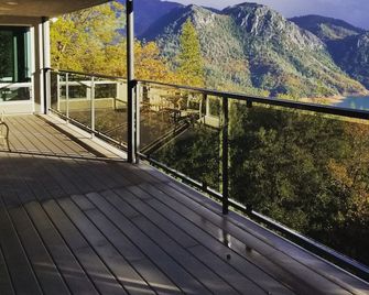 Secluded Romantic Getaway Overlooking Shasta Lake - O'Brien - Balcony