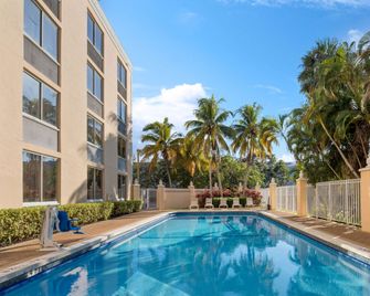 La Quinta Inn & Suites by Wyndham Sunrise - Sunrise - Piscina