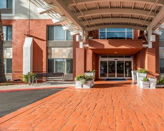 Holiday Inn Express & Suites Fremont - Milpitas Central By IHG - Fremont - Edificio