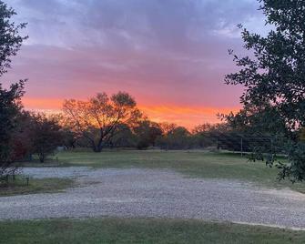 Rhineland Farm Farmhouse. 20 Min From Dvsp, Fossil Rim, Cleburne State Park - Glen Rose