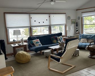 Harvey Cedars, 1 Block to Beach, 5 star reviews, - Beach Haven - Вітальня