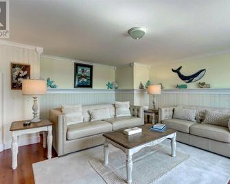 Renovated 3 Bed Home Overlooking Conception Bay In Carbonear, Nfld - Carbonear - Living room