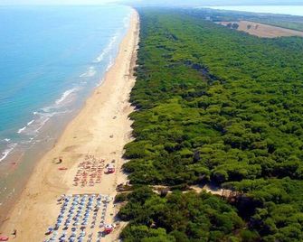 Chalet Viola Beach Village - Foce Varano - Beach
