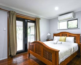 Spacious 5BR Retreat with Balcony Near Hotspots - Springwood - Habitación