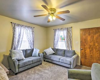 Cozy Helper Home w/ Fenced Yard, Pets Welcome - Helper - Living room