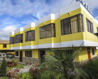 Hostal Mariscal Sucre - Tababela - Building