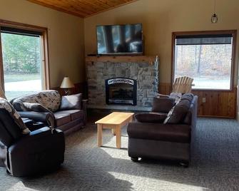 Timberwolf Lodge - Manistique - Living room