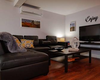 Nautical Themed one bedroom fully equipped apartment. - Yarmouth - Living room