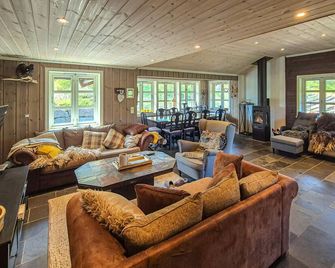 4 Bedroom Cozy Home In Norheimsund - Norheimsund - Living room