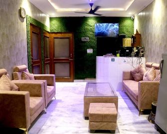 Pyrenees Homestay - אגרה - סלון