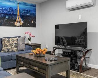 Copper Ridge! New Lovely 2 bedroom unit! 1200 sqf - Spring Hill - Huiskamer
