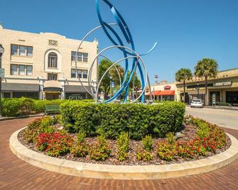 98 Nt Sept 1-30 Patio, BBQ Dining Shopping Beach Golf Kayak Parks. All so close - Melbourne - Edificio
