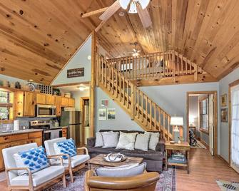 Bumblebee Cottage Murphy Retreat with Hot Tub - Murphy - Sala de estar