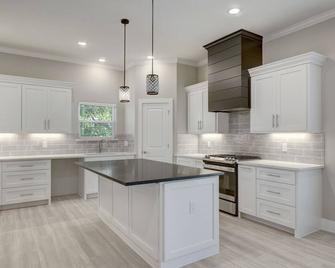 Experience Kemah in Luxury!\nGorgeous, custom, brand new 3 bedroom with 3.5 baths - Kemah - Kitchen
