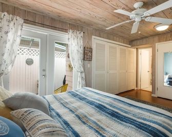 Location 1 Bdrm Cottage 1 Block from Beach and 2 Blocks from Siesta Village - Siesta Key - Bedroom