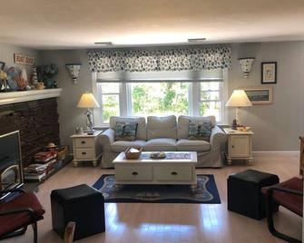 Situated In Scenic Area Bordered By Seymour Pond -Ccr Trail- Long Pond (2184) - Harwich - Living room