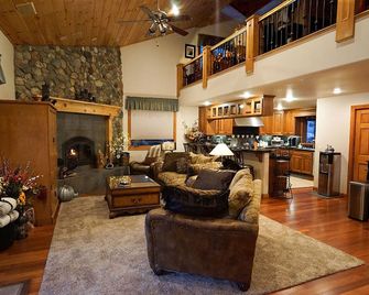 Luxury Lakefront Property - 222 Feet of Lake Front - Westwood - Sala de estar